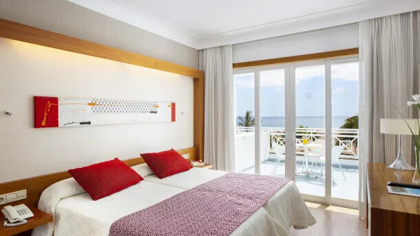 Triple room with side sea view